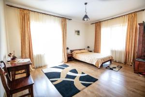 Un pat sau paturi într-o cameră la Pensiune Restaurant ROUTE60