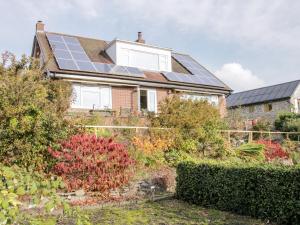 ein Haus mit Sonnenkollektoren auf dem Dach in der Unterkunft Lane House in Bishops Castle