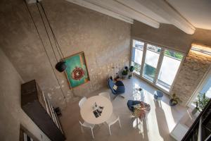 Posezení v ubytování ROSTAGNI1834: VILLA WITH 2 APTS AND POOL IN THE BAROLO REGION