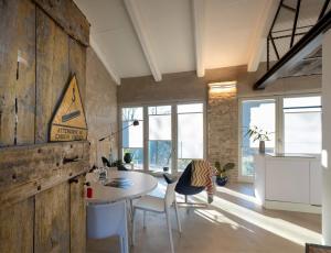 Posezení v ubytování ROSTAGNI1834: VILLA WITH 2 APTS AND POOL IN THE BAROLO REGION