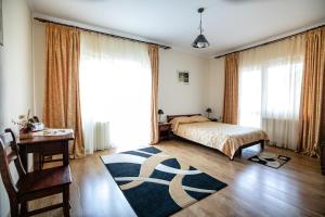 Un pat sau paturi într-o cameră la Pensiune Restaurant ROUTE60