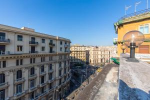 uma vista para uma cidade com edifícios e uma rua em Diamond Rooftop by Babylon Stay em Nápoles