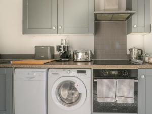 A kitchen or kitchenette at Captain's Cottage