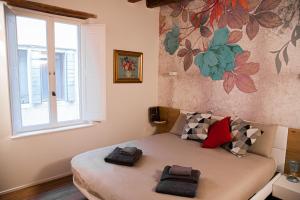 een slaapkamer met een bed met twee handdoeken erop bij THE LOVERS in Venetië