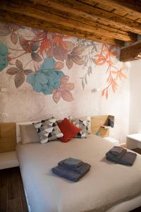 een slaapkamer met een bed met twee handdoeken erop bij THE LOVERS in Venetië