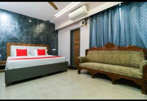 Karnal的住宿－Hotel sagar villa，一间卧室配有一张床和一张沙发