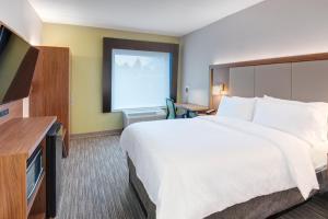 Postel nebo postele na pokoji v ubytování Holiday Inn Express & Suites West Long Branch - Eatontown by IHG
