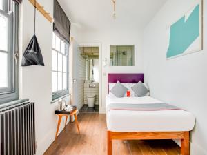Una cama o camas en una habitación de OYO Fab Guest House