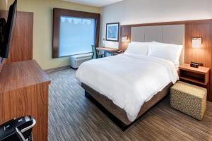Postel nebo postele na pokoji v ubytování Holiday Inn Express & Suites West Long Branch - Eatontown by IHG