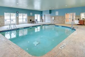 Bazén v ubytování Holiday Inn Express & Suites West Long Branch - Eatontown by IHG nebo v jeho okolí
