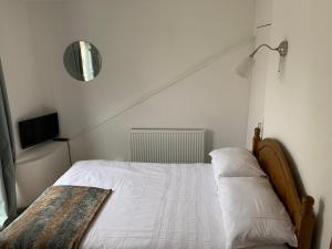 A bed or beds in a room at Bell Cottage 