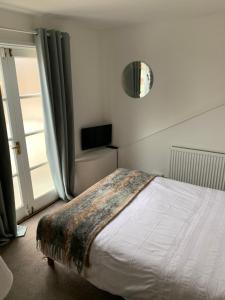 A bed or beds in a room at Bell Cottage 