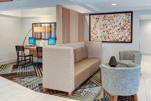 Posezení v ubytování Holiday Inn Express & Suites West Long Branch - Eatontown by IHG