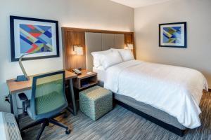 Postel nebo postele na pokoji v ubytování Holiday Inn Express & Suites West Long Branch - Eatontown by IHG