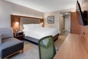 Säng eller sängar i ett rum på Holiday Inn Express & Suites West Long Branch - Eatontown, an IHG Hotel