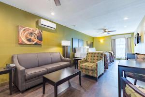 Habitación de hotel con sofá y cama en Best Western Padre Island en Corpus Christi