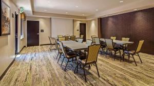 sala konferencyjna ze stołami, krzesłami i ścianą w obiekcie Best Western Plus Zion Canyon Inn & Suites w mieście Springdale