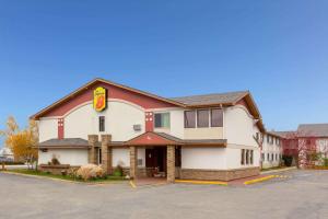 un fast-food dans un parking dans l'établissement Super 8 by Wyndham Bemidji MN, à Bemidji