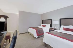 Postel nebo postele na pokoji v ubytování Ramada by Wyndham Boston