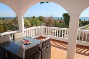 un patio con tavolo e sedie su un balcone di Casa Carmen 1 a Miami Platja