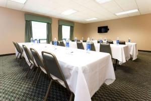a conference room with a long table and chairs at Baymont by Wyndham Mason in Mason
