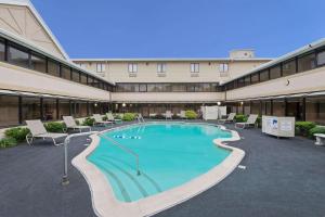 Bazén v ubytování Ramada by Wyndham Boston nebo v jeho okolí