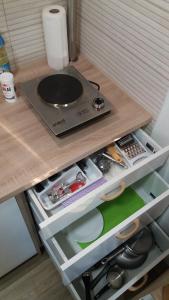 een aanrecht met een fornuis op een tafel bij Single Suite Apartment in Timişoara