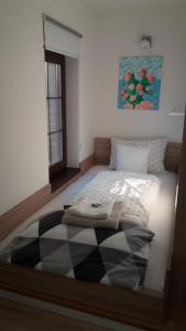 een slaapkamer met een bed met een deken erop bij Single Suite Apartment in Timişoara