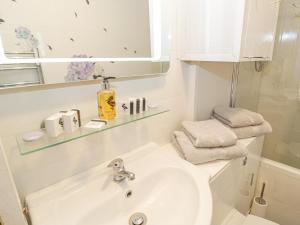 Ένα μπάνιο στο Llys Madoc, First Floor Flat +12 φωτογραφίες