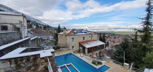 una casa con piscina en la nieve en Kyriaki Guesthouse & Suites en Amfiklia