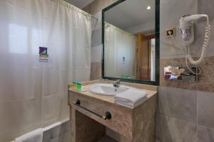 A bathroom at Marbella Playa Hotel