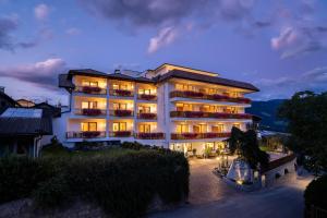 Nespecifikovaný výhled na hory nebo výhled na hory při pohledu z hotelu