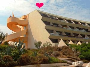 un edificio con un corazón encima en studio naturiste, en Cap d'Agde
