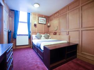 a bedroom with a bed and a desk in it at OYO The Rowers Hotel, Dunston Gateshead in Newcastle upon Tyne