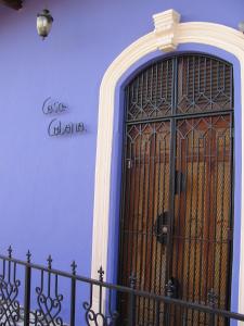 een blauwe muur met een grote deur voor de deur bij Hotel Casa Cubana Granada Nicaragua in Granada