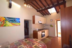 a room with a kitchen and a table in a room at LA LOGGETTA in Campiglia Marittima