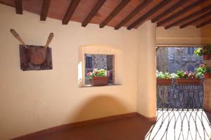 a room with two potted plants and a window at LA LOGGETTA in Campiglia Marittima