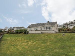 een huis op een heuvel met een grote tuin bij Nefydd in Criccieth