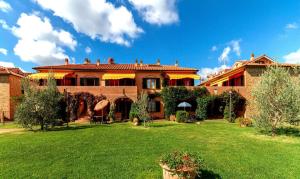 una casa grande con un patio delante en Calanchi Apartments, en Montaione