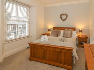 un dormitorio con una cama con dos animales de peluche en Little Herdwick, en Windermere