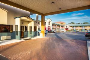 una vista de un estacionamiento en un centro comercial en Econo Lodge Laurel, en Laurel