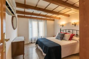 1 dormitorio con 1 cama con almohadas rojas en Duplex Jesús Gran Poder 4. Plaza de la Gavidia en Sevilla
