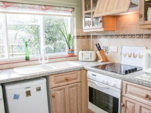 Kuchyň nebo kuchyňský kout v ubytování Ensdon Lea Cottage