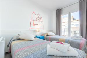 1 dormitorio con 2 camas y ventana en Apart-rent Apartment Gran Reserva 0061, en Empuriabrava