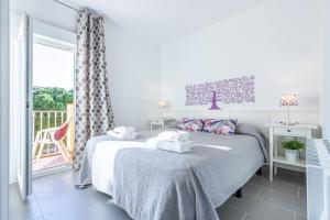 1 dormitorio con 2 camas y balcón en Apart-rent Apartment Gran Reserva 0061, en Empuriabrava