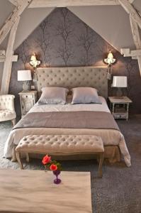 een slaapkamer met een groot bed en 2 lampen bij La Bergerie des Anges in Le Bignon-Mirabeau