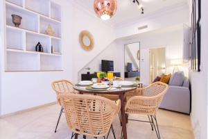 a dining room with a table and chairs at MuMu Luxury Suite Lirio by Valcambre in Seville