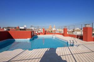 una piscina en la azotea de un edificio en MuMu Luxury Suite Lirio by Valcambre, en Sevilla