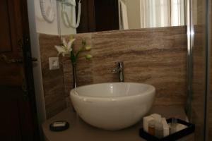 ヴィテルボにあるAntico Angelo - Residenza d'Epocaのバスルーム(カウンターに白い洗面台付)