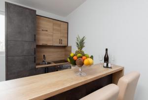 Galeriebild der Unterkunft Tramonto Apartments in Radanovići + 57 Fotos